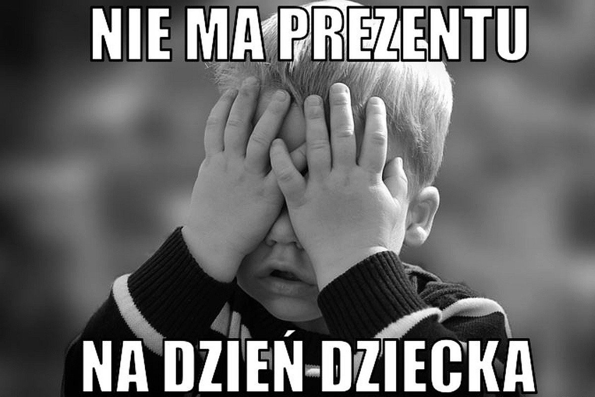 Załamany chłopczyk na dzień dziecka
